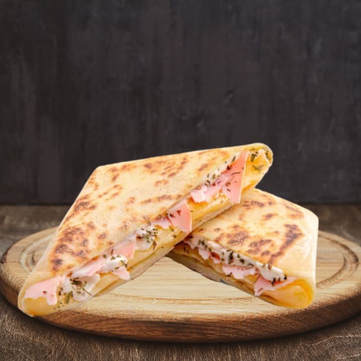 Crepe clássico feito com nossa massa artesanal, recheado com presunto, queijo e orégano.