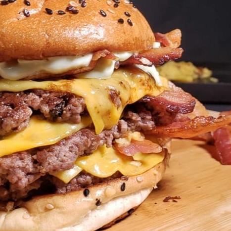 São 3 Smahs com 120g Cada, bastante Queijo e Bacon e a Nossa Maionese Caseira! Precisa de mais alguma coisa ?