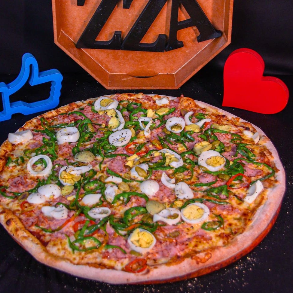 Molho da casa, mussarela presunto, ovo, pimentão, azeitona e orégano