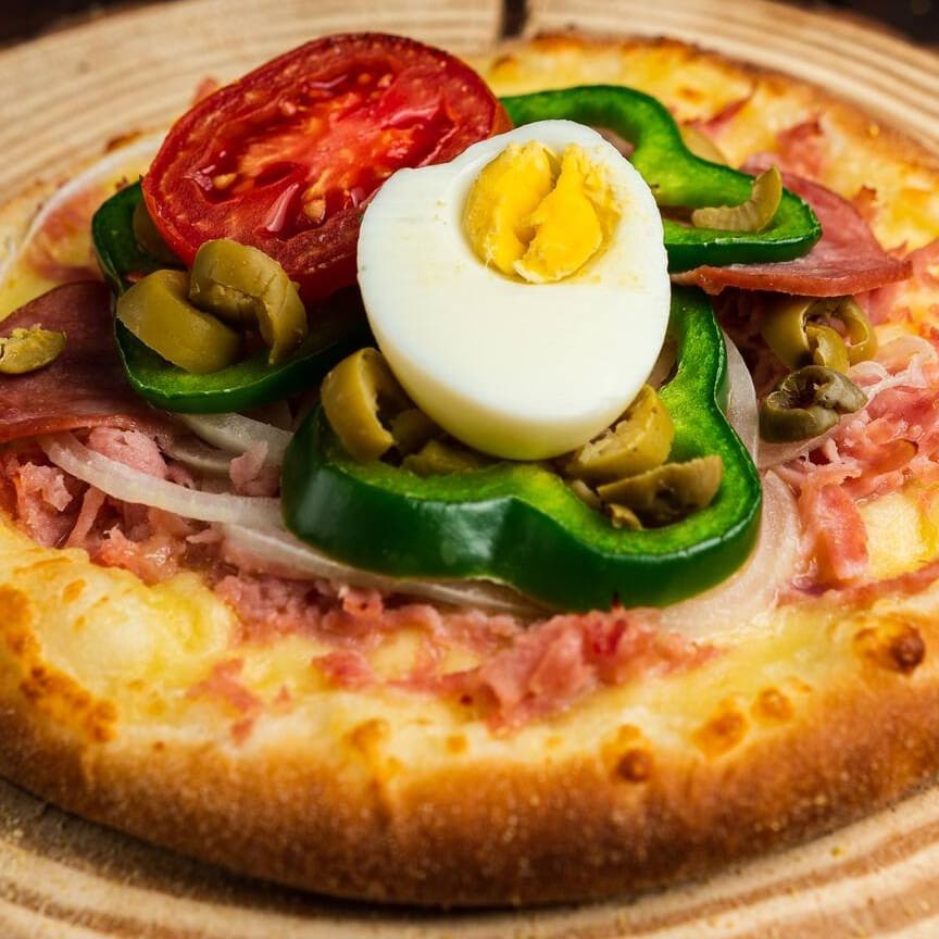 Muçarela, presunto, calabresa, tomate, cebola, pimentão, azeitona e ovo. Tamanho: 20cm