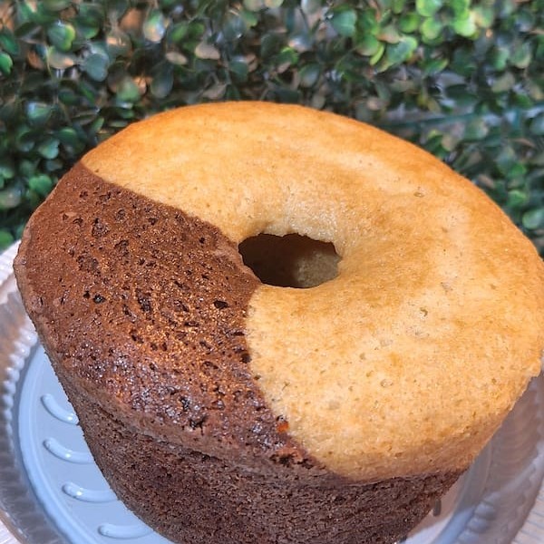 Nosso delicioso bolinho caseiro feito com massa tradicional + chocolate e um sabor incrível Prox 450 g