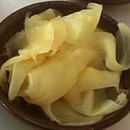 Porção com 10g de gengibre preparada com dashi.