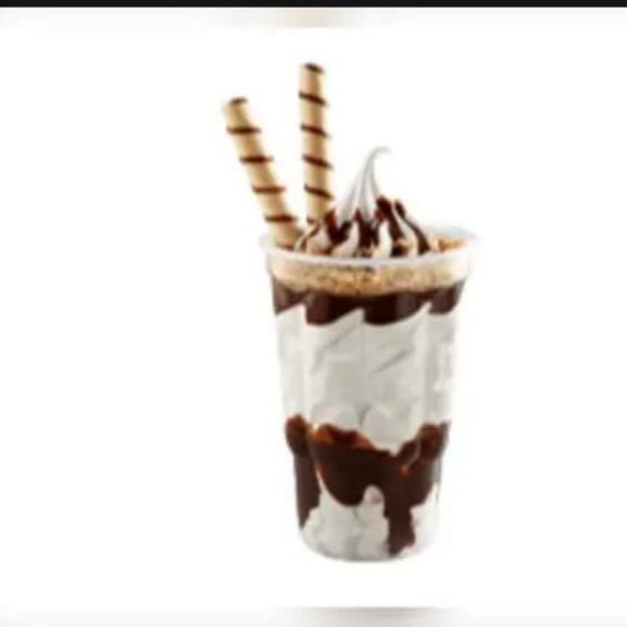 Sorvete cremoso de baunilha, calda especial de chocolate . Acompanha amendoim ou paçoca e dois palitos de biscoito. Copo 300ml