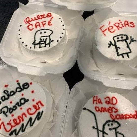 A mais nova tendência da confeitaria chegou na Xodó: Bento Cake :)  Aceitamos encomendas até às 14:00. Escolha a sua frase e deixe no campo da Observaçao.  Tamanho: 9cm.