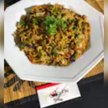 Macarrão, repolho roxo, repolho verde, cenoura, frango e carne