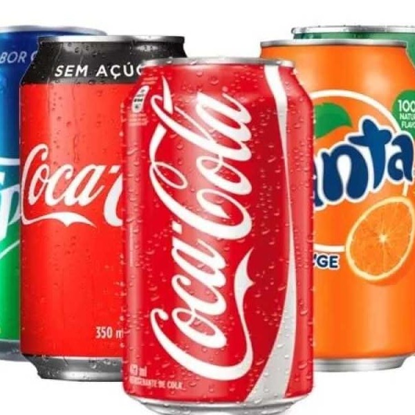 Refresque-se com nossa seleção de refrigerantes em lata geladinha, perfeitos para acompanhar sua refeição no restaurante.