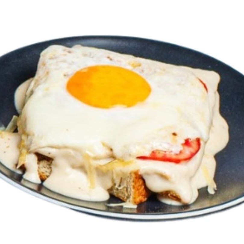 Misto no pão suíço com tomate, molho bechamel, queijo gratinado e ovo de gema mole.