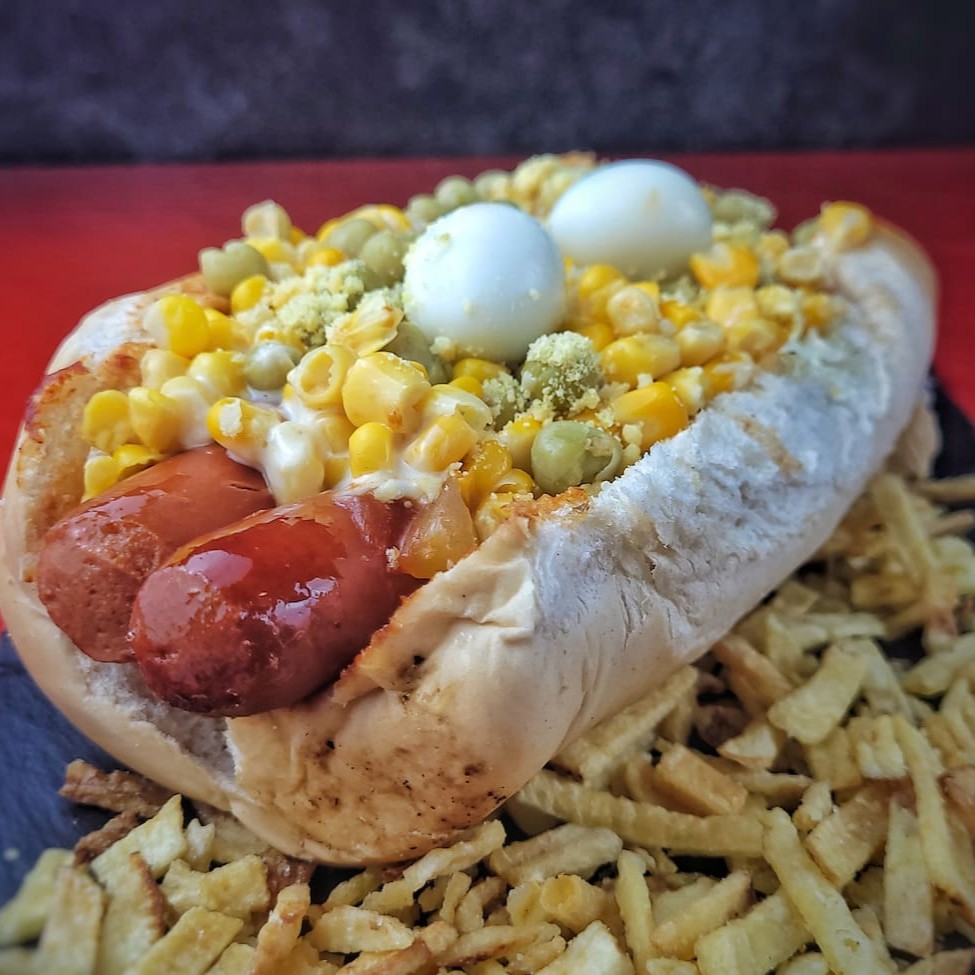 Saboroso lanche com Pão, 2 salsicha ou 2 linguiça , molho (tomate, cebola , pimentão), ovo de codorna, maionese especial , ketchup , milho, ervilha , batata palha, queijo ralado  #hotdog#bacon#cheddar#picanha#xtudo#xsalada#burguer#cachorroquente