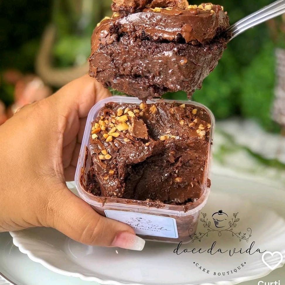 Massa de chocolate molhadinha, recheio cremoso de brigadeiro, pedacinhos de amendoim crocante, Nutella e finalizado com fios de Nutella e pedacinhos de amendoim.