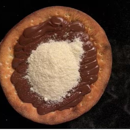 Creme de Avelã com Cacau Nutella Ferrero e cobertura de Leite Ninho.