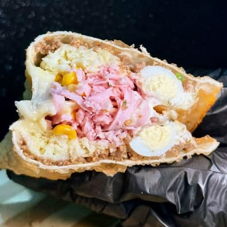 Uma explosão de sabores! Super recheado com carne moída, frango, presunto, queijo, calabresa, bacon, milho, ervilha, palmito, tomate, cebola, pimentão, uva-passas, cheddar cremoso, Catupiry, ovo de codorna, alho frito, azeitona e toque especial de orégano.