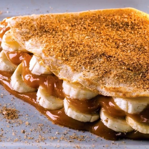 Crepe feito com massa caseira, super recheado com doce de leite mineiro artesanal, mais 2 acompanhamentos de sua preferência!  #acai #crepe #tapioca #salada #natural #fit #lowcarb #jardimcrepetapioca #lanche #francesa #crepesalgado #crepedoce #tapiocasalgada #tapiocadoce #Catupiry #frango #carneseca #costelabovina #camarão #salmão #salame #presunto #calabresa #peitodeperu #docedeleite #Nutella #romeuejulieta #chocolate #kinderbueno #Milka #nestle #lacta #pizza #hamburguer #artesanal