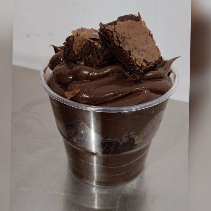 Copo Composto por Brigadeiro 50% + Brownie.