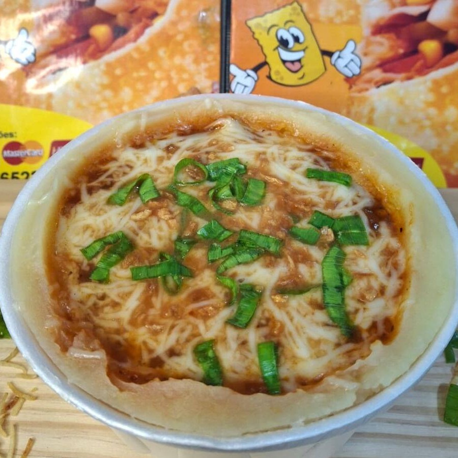 Molho de bolonhesa servida na batata inglesa cozida, queijo muçarela derretido e cebolinha por cima pra finalizar.