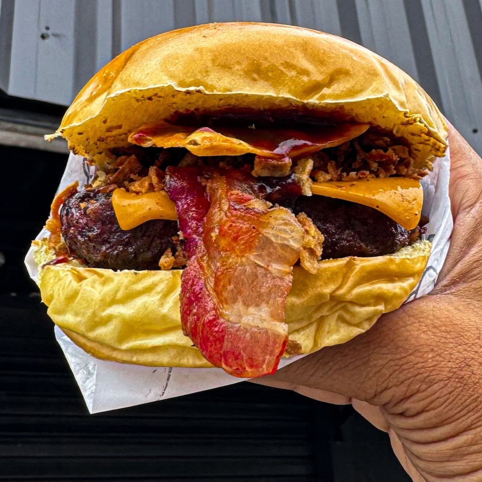 Muuuito Crocante! Delicioso pão brioche selado, blend 160g com queijo cheddar derretido no vapor, bacon crocante, cebola Crispy, farofa de nacho e barbecue