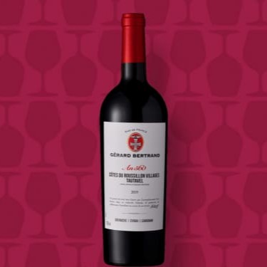 "O G. Bertrand Héritage Tautavel ""An 560""2019 leva Syrah, Grenache e Carignan das colinas áridas de Côtes du Roussillon, cuja geografia lembra um anfiteatro de rocha calcária. O vinho tem corpo médio, aroma muito frutado (ameixa) e notas florais que lembram chá de jasmim em paladar frutado."