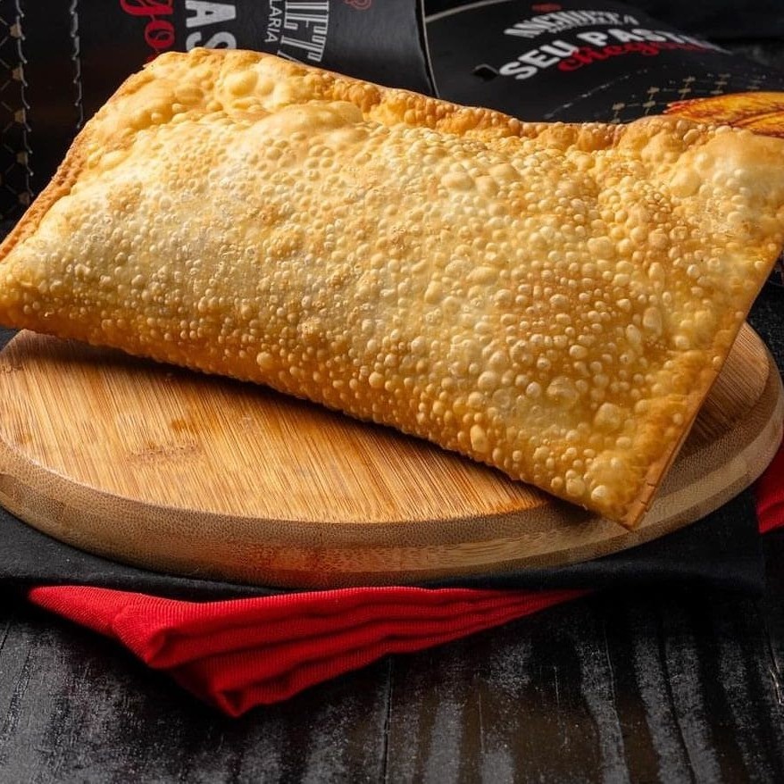 Em busca de uma oferta especial para dividir com a família ou amigos? Nesta oferta você leva 04 pastéis da nossa linha tradicional 19cm a sua escolha com mega desconto.  Pastel com aproximadamente 19cm.