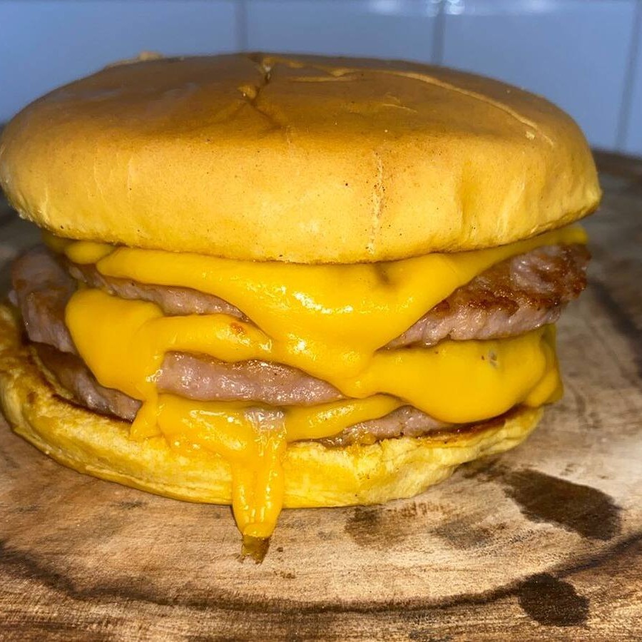 Pão, três carnes e 3 queijos cheddar + 1 Guaravita Grátis