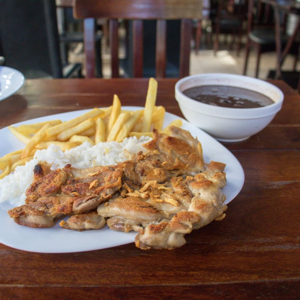 Acompanha: arroz, feijão e farofa