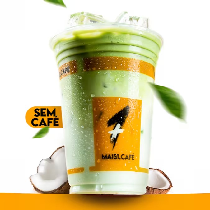 Apresentando aos amantes do chá, uma receita exótica e refrescante da Mais1! O 'Cold Matcha' é uma bebida gelada de 420ml, cuidadosamente equilibrada com Chá Matcha, conhecido por suas propriedades antioxidantes. Acrescentamos um toque vivificante de menta, que se mescla de maneira sublime com a doçura suave do coco. Finalizamos com leite para uma textura cremosa e aveludada. Este deleite gelado promete ser uma experiência sensorial inesquecível!