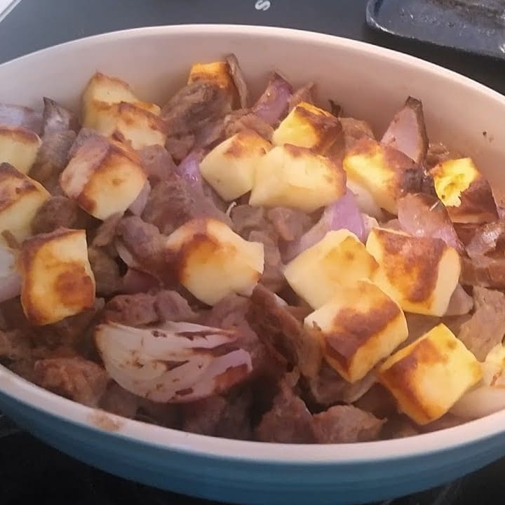Uma delicia de churrasquinho salteado com queijo coalho acompanhado de arroz, feijáo farofa+um acompanhamento a sua escolha(feijãoe farofa vai separado) escolha seu acompanhamento