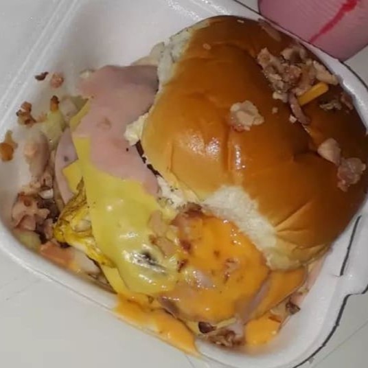 Pao , carne , queijo, presunto , ovo, bacon ,calabresa e molho especial ,batata p com cheddar + guarana ou coca lata