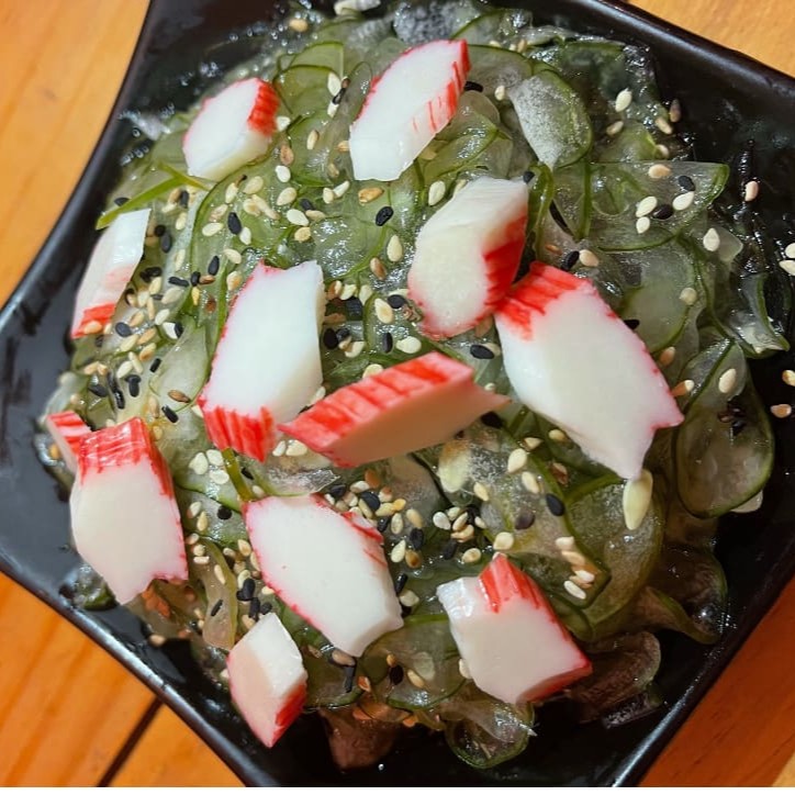 Salada de pepino refrescante com kani e gergelim.