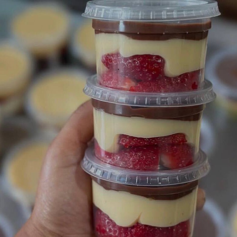 Uma explosão de sabores! A versão do bombom de morango na versão aberta, composta por morangos in natura, brigadeiro cremoso de Ninho é um brigadeiro 50% cacau pra fechar