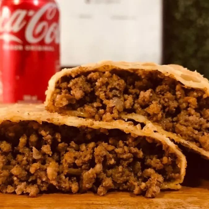 Pastel de Carne 21cm com massa sequinha e crocante frita no óleo de algodão.  Carne temperada com sal, alho, cebola e salsinha fresca.