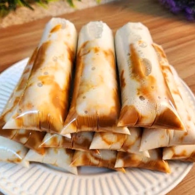 """Sacolé Gourmet de Banoffee, combinação perfeita de cremosidade e sabor! Um sabor irresistível feito com banana,  doce de leite da casa ,canela, creme de leite e muito mais. Enriquecido com doce de leite no saquinho para uma experiência ainda mais saborosa. Perfeito para qualquer hora do Dia!"".                                                                                                                   Sacolé  Gourmet , Dindin Geladinho Gourmet , Chup- Chup , Juju , Flau , Laranjinha                  Cremoso , Deliciosos , Saboroso , Sobremesas , Doces , Promoção , 0800  Açaí  Sorvete Sobremesa"