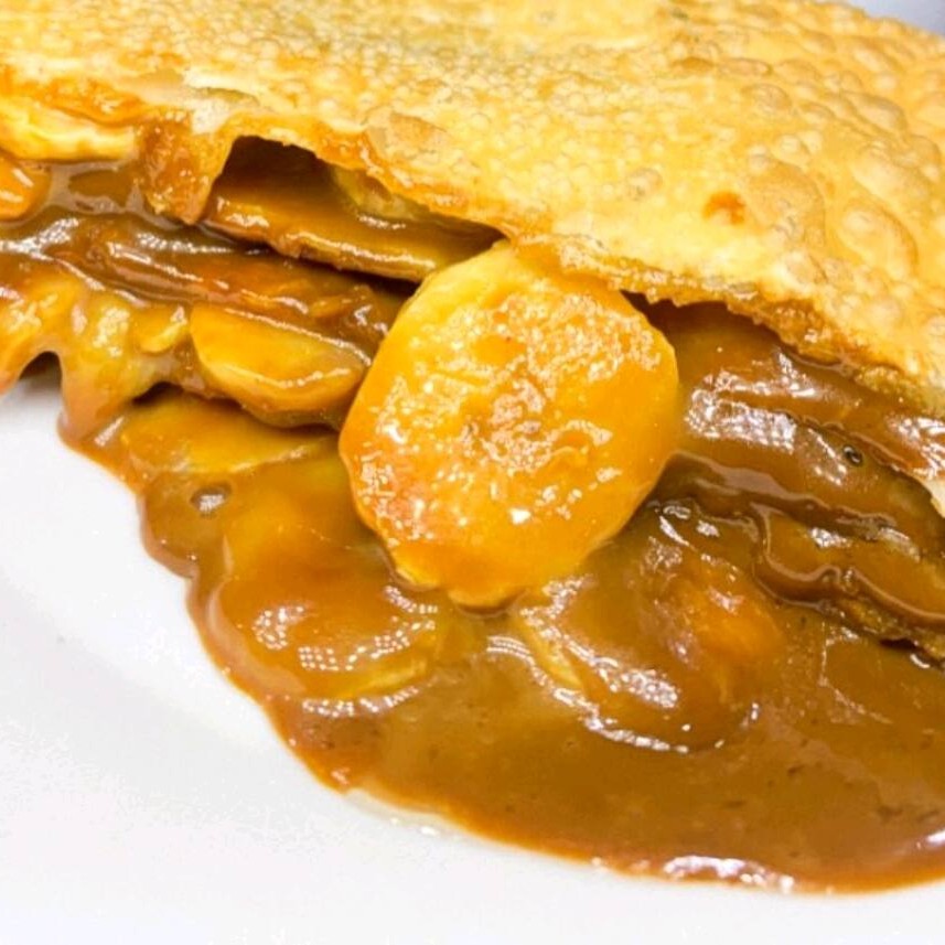 Banana cortada em rodelas com doce de leite