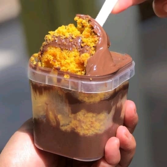 Bolo de massa fofinha de cenoura com recheio bem cremoso de brigadeiro 50% cacau, finalizado com granulado de chocolate nobre.