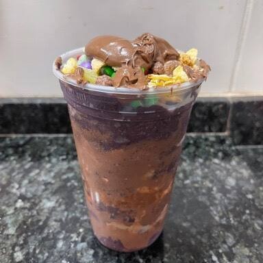 Copão de Açaí de 770ml, onde você monta o seu, do seu jeito. Bastante Cremoso e Gelado! Chegando bem rapidinho no conforto do seu lar. Podendo transformar ele em Gourmet, adicionando adicionáis como: Kitkat, Nutella, Ovomaltine, Tortuguita, Bis, Bombom Serenata entre outros.
