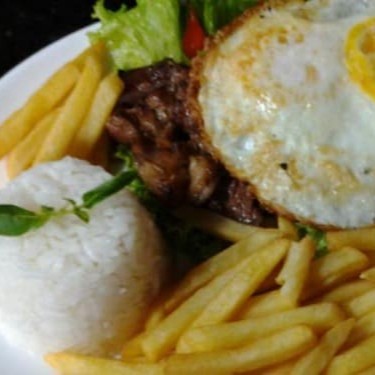 Exelente contra file com belo ovo frito por cima acompanhado de arroz, feijáo farofa+um acompanhamento a sua escolha(feijãoe farofa vai separado) escolha seu acompanhamento