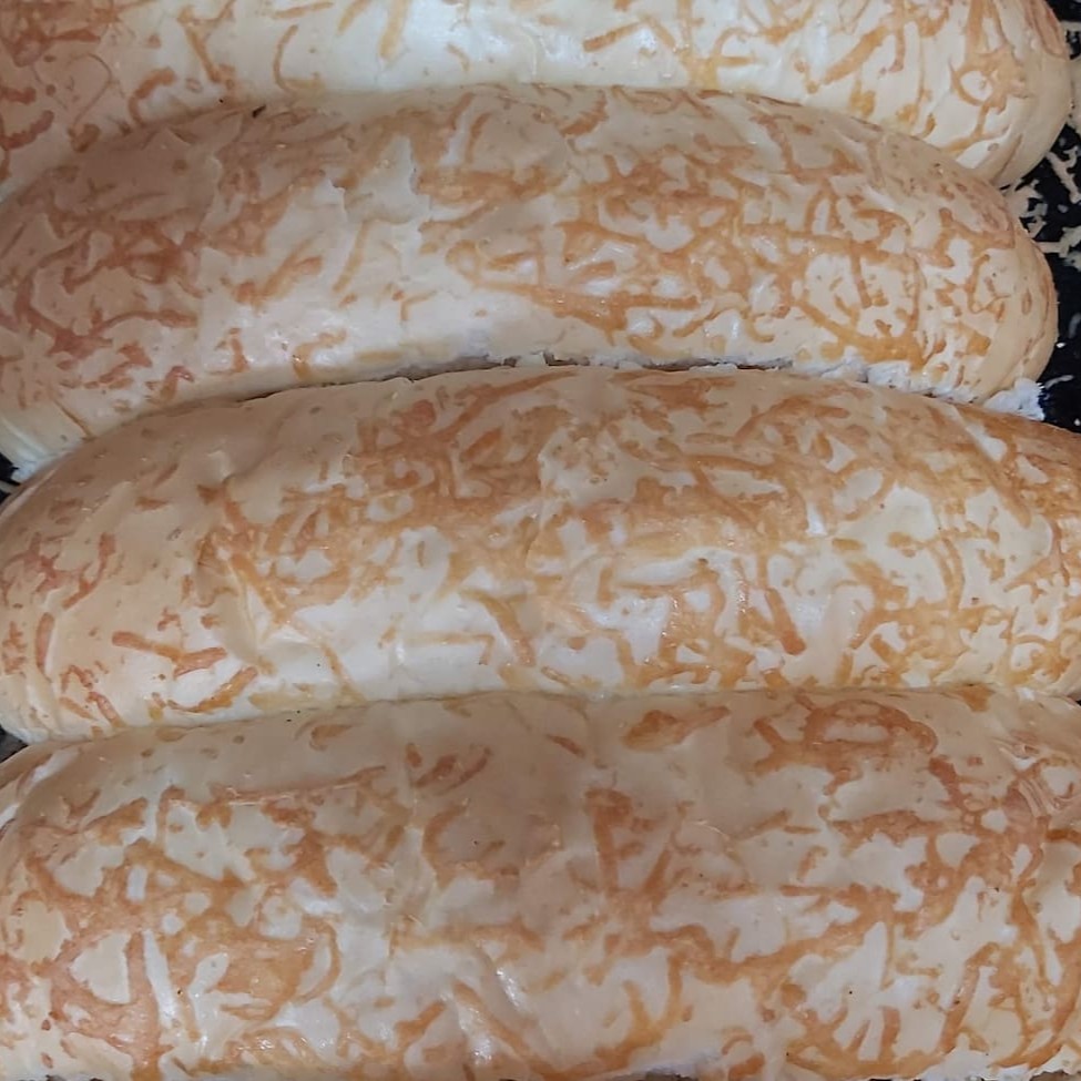 Pacote com 2 unidades, aproximadamente 190 gramas, cada unidade aproximadamente 85 gramas. Pão em formato baguete feito com massa semi-doce coberto com queijo mussarela !