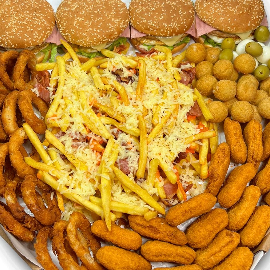 O 'Combo Quarteto' é uma verdadeira sinfonia de sabores. Composto por quatro hambúrgueres suculentos, cada um deles perfeitamente montado com um pão macio, maionese cremosa, alface fresca, carne de alta qualidade, queijo derretido, presunto saboroso e um ovo perfeitamente cozido. Acompanha 500g de batatas fritas crocantes, realçadas com calabresa apimentada, bacon crocante, cheddar derretido e um toque de orégano. Para completar, há uma seleção de 20 onion rings crocantes, 20 nuggets dourados, 20 salgadinhos sortidos e uma porção de ovos de codorna e azeitonas para um aperitivo perfeito. Uma explosão de sabores que promete satisfazer todos os paladares!