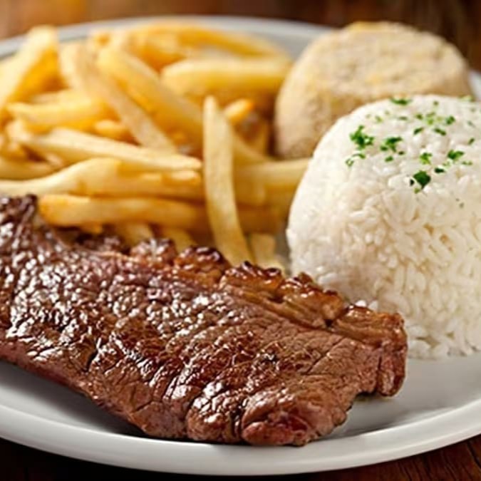 Acompanha: arroz, feijão,batata frita e farofa.