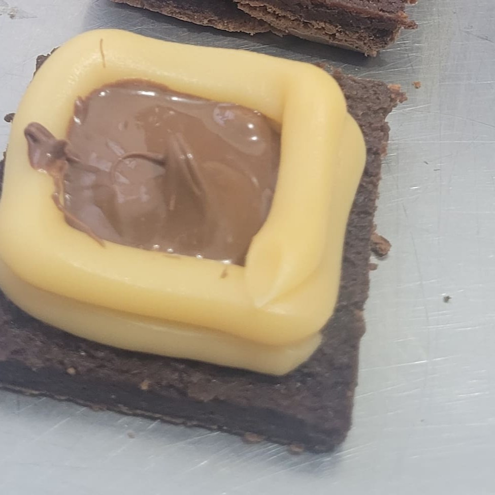 Nosso inigualável brownie chocolatudo, molhadinho, com aquela casquinha incrível, recheado com nosso brigadeiro cremoso e Nutella   Aproximadamente 80g