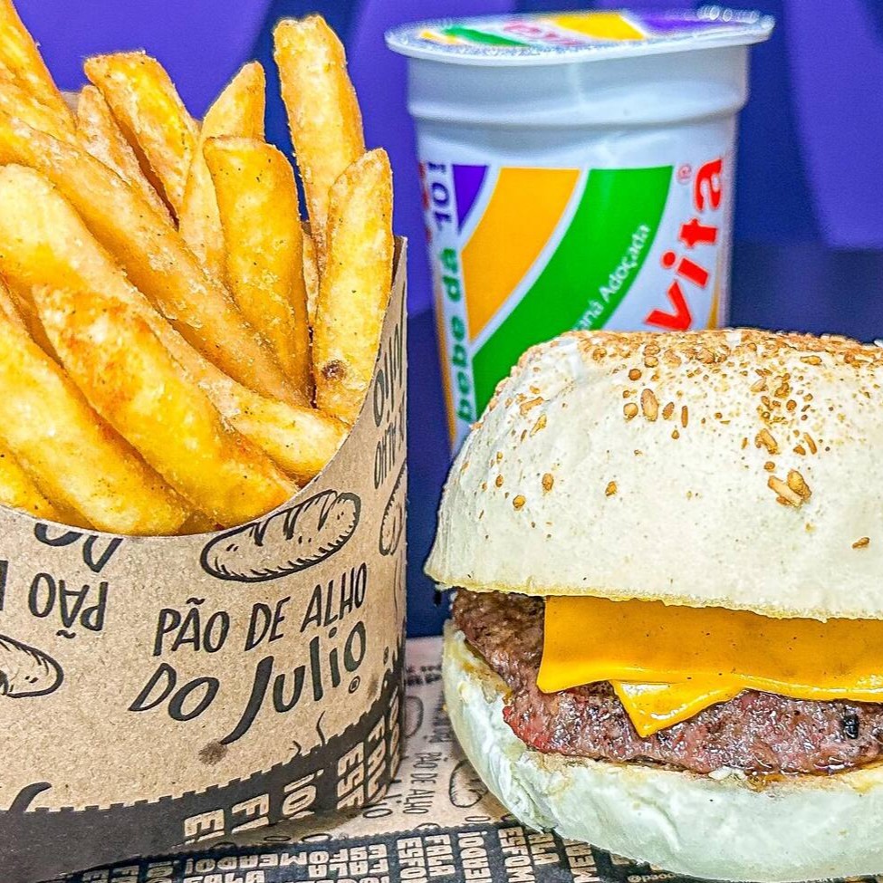 Uma refeição completa pra quem não quer aquele hambúrguer monstro ou tá com pouca grana, vem de pão-carne-queijo-fritas-guaravita.