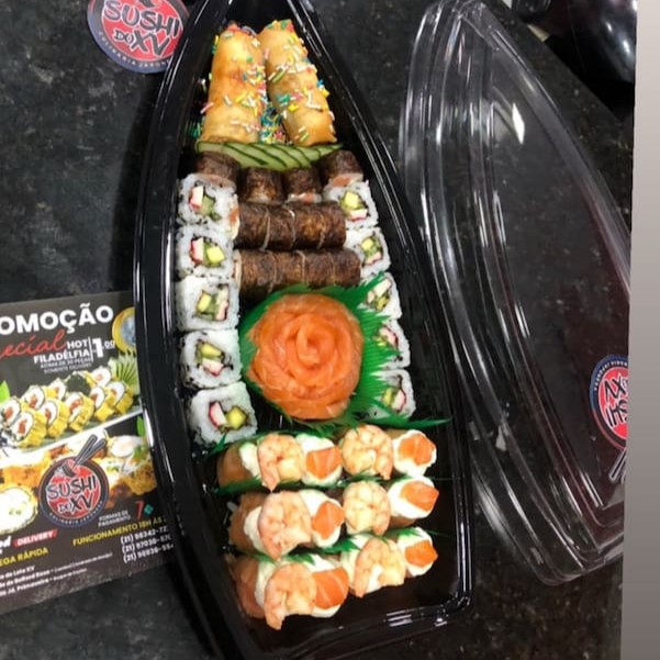10 sashimi salmão  6 joe tradicional  6 joe eby  10 california  10 filadelfia  10 hot filadelfia  6 hot eby Especial 2 harumaki doce de leite.  Obs: não colocamos gengibre e wasabi nos pedidos, caso queria que vá coloca na descrição, caso queria maior quantidade adicional. Combos maiores tem tempo de entrega maior. Atencão: não trocamos peças de combos.  Todos combos vão com um kit porém não obrigatório! Contém: 2 hashi, 3 sachê shoyu, 1 sachê tare, 1 nozuko, 1 teriak artesanal 30 ml.  Alguma intercorrências entrar em contato com número da loja! Ps: não costumamos responder chat.