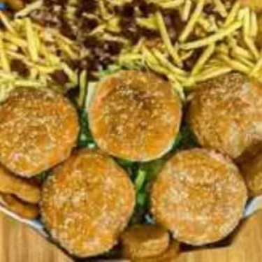 5 X-Tudos normais, anéis de cebola, batata frita c/ bacom em cubos, chedda cremoso, nuggts, molhos especiais e refrigerante de 1,5l.