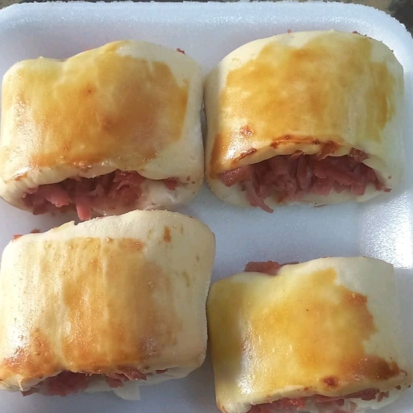 Massa de pão semi-doce, fofinha e macia recheada com um blend de Mortadela Comum e defumada.Uma deliciosa opção de lanche.(Bandeja contendo 3 ou 4 unidades de aproximadamente 30 ou 40 gramas cada)