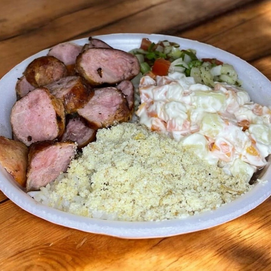 Deliciosa combinação de arroz, feijão e linguiça, acompanhada de farofa, maionese e molho a campanha. Uma refeição completa e saborosa que vai te deixar satisfeito!