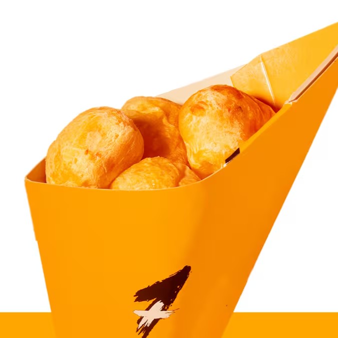 Este delicioso pacote de Salgados 8 Pães de Queijo P é perfeito para quem adora o sabor inconfundível e aconchegante desse quitute brasileiro. Cada embalagem oferece 8 mini-pães de queijo, frescos e irresistíveis, perfeitos para uma refeição rápida ou um lanche da tarde. Suas papilas gustativas vão agradecer a cada mordida desses pães de queijo macios, ricos e saborosos. Sempre uma excelente escolha, eles são a garantia de um pequeno prazer que agrada todo mundo!