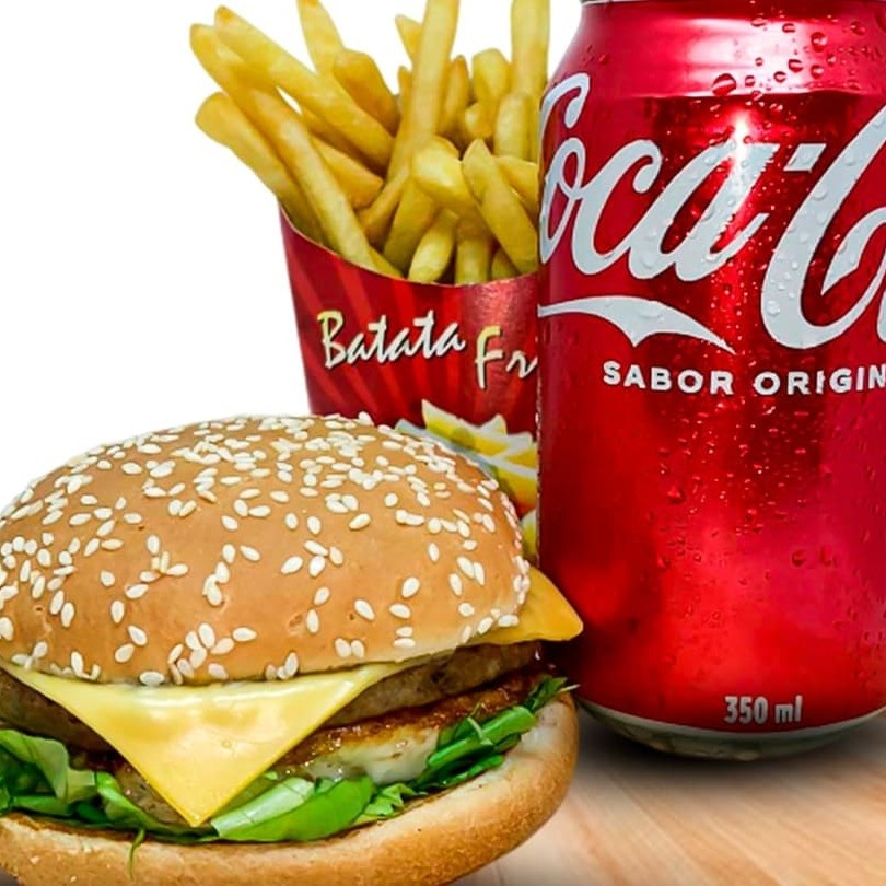 Delicie-se com nosso Combo Bbburgue com Coca-Cola. Um hambúrguer suculento, feito com carne de alta qualidade, acomodado em um pão macio e fresco. Acompanhado de queijo prato derretido, um ovo perfeitamente frito, alface crocante e uma generosa porção de maionese. Para completar, uma porção de batatas fritas crocantes e uma refrescante Coca-Cola em lata. Uma combinação perfeita para satisfazer seu paladar!