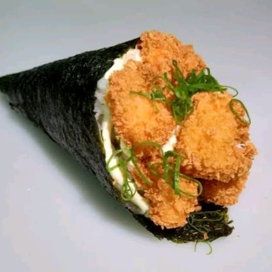 Temaki em formato de cone recheado com arroz e salmão empanado, com creme cheese e cebolinha , na compra de um temaki ganha outro grátis .