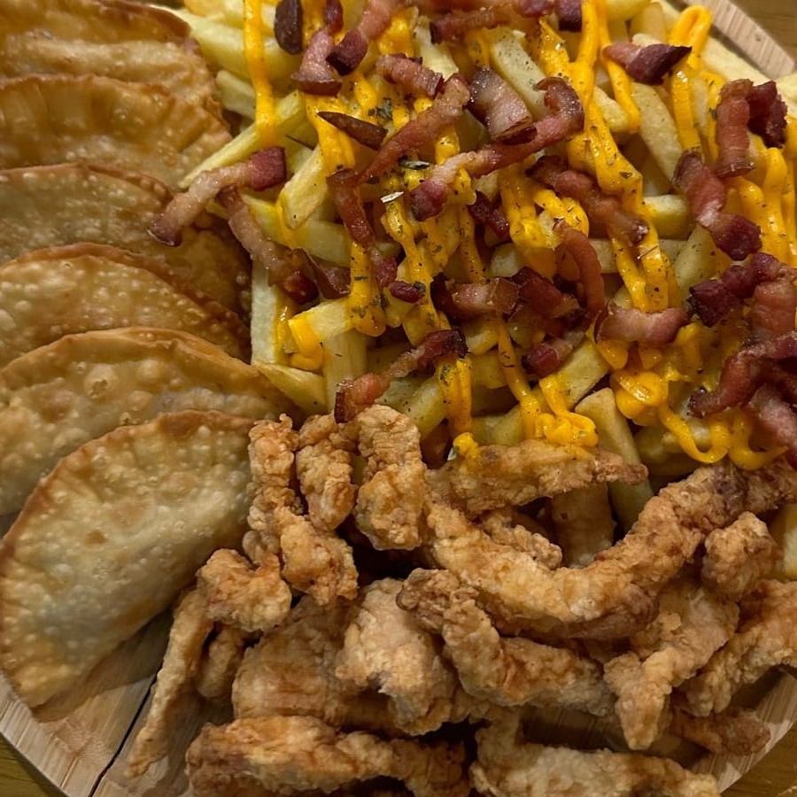 Batata Frita com Cheddar, Calabresa, Pastéis e Frango.