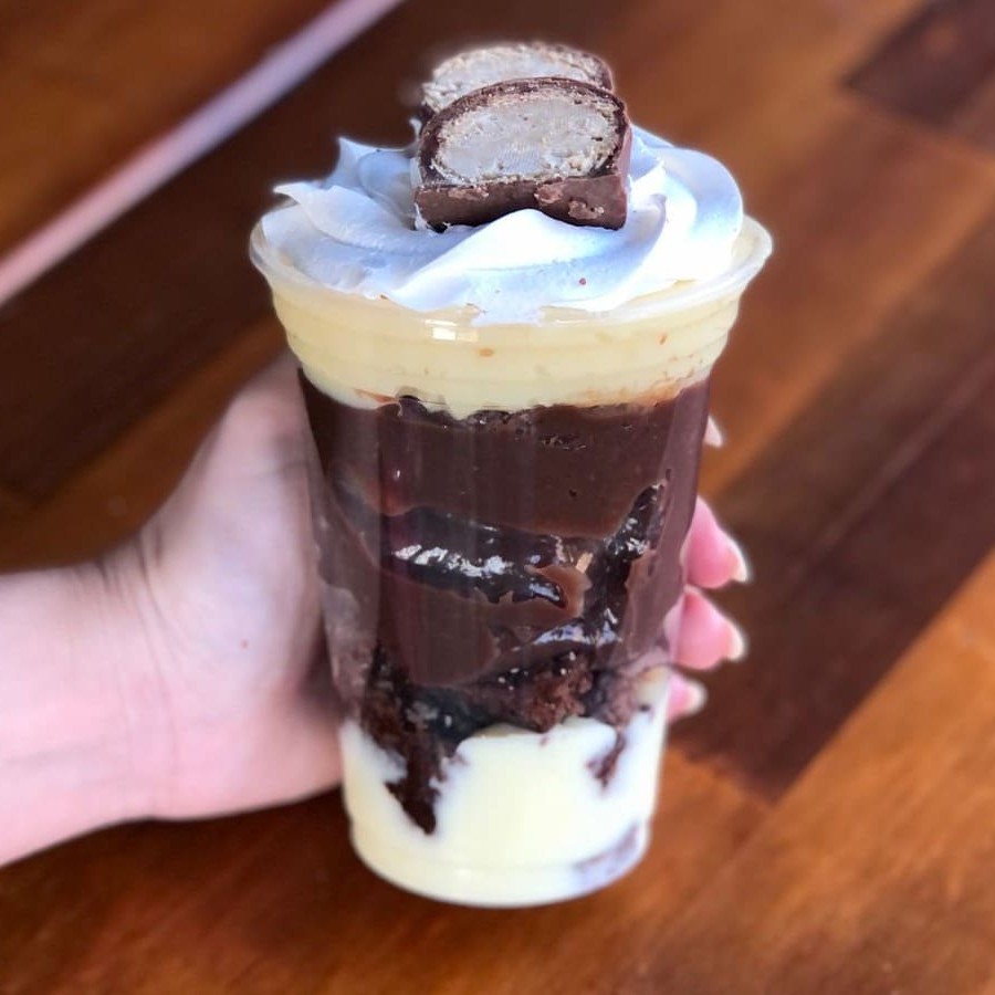 ➡️ Sonho de Valsa - Creme de ninho, Brownie, Sonho de Valsa, Brigadeiro de chocolate, Brigadeiro branco e Chantilly.