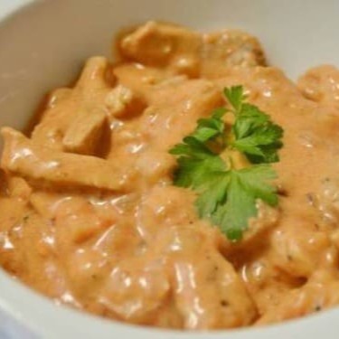 Delicia de estrogonofe de frango acompanhado de arroz, feijáo farofa+um acompanhamento a sua escolha(feijãoe farofa vai separado) escolha seu acompanhament