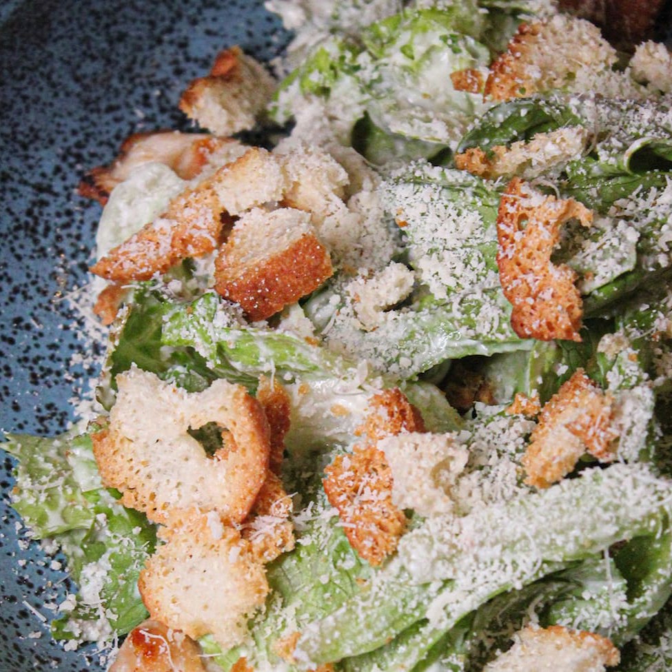 Alface americana, croutouns, molho caesar e parmesão